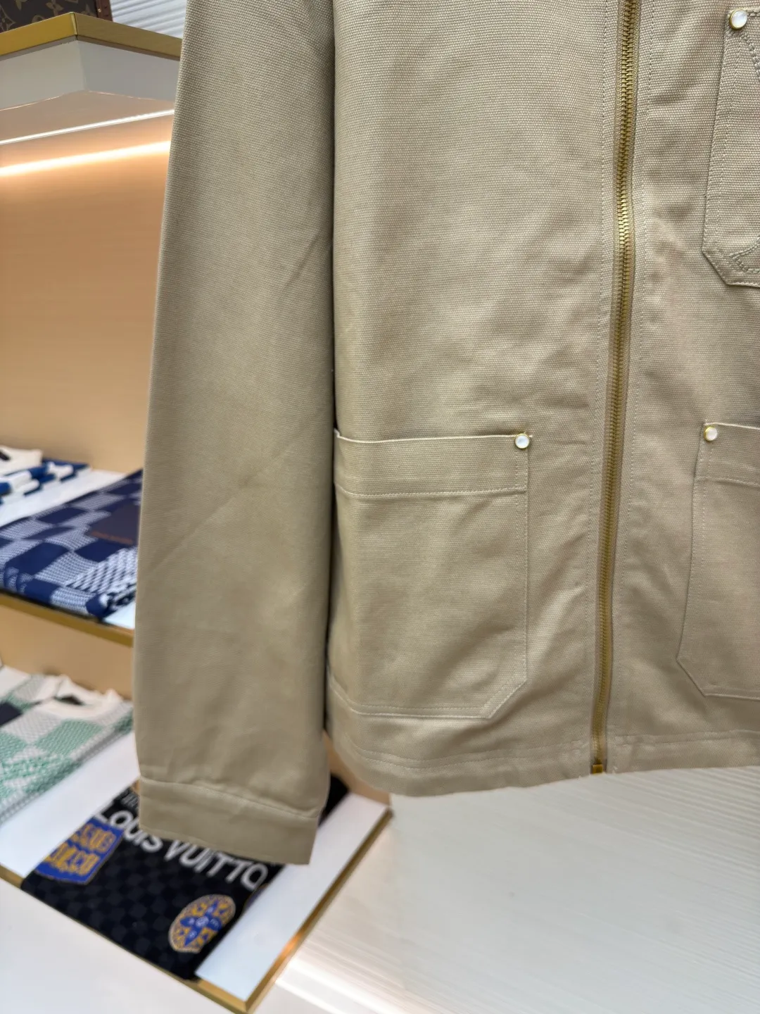LOUIS VUITTON bamboo martin denim jacket ●Authentic product: 22600 purchased and developed ●Item number: 1680310-C55 ●Fabric: small martin yarn-dyed fabric ●Technology: made on positioning cutting machine ●Version: fitted version ●Weight: about 860 grams ●Size: 44-46-48-50 ●Description: The fabric is made of Little Martin yarn-dyed fabric, the warp and weft yarns are 7s+7s double-twisted, the fabric is made of long lathe dyeing process, the color of the bulk fabric is custom-dyed, the small jacquard fabric for the collar is custom-woven, the back pockets are made of domestic high-speed machines, mercerized tatami The embroidery method is matched with rayon twill satin lining. The back square leather tag is made of two-layer cowhide and pressed with an embossed mold. The I-shaped buckle and rivets are made of antique gold-plated bases. The interior is inlaid with polished high-gloss mother-of-pearl. The shells are laser-engraved with letter patterns. The overall routing is straight and delicate, the fabric is comfortable and soft, the color is consistent and there is no color difference, it can be matched with the same style to create a fashionable look, and can be used in various occasions, customized accessories, complete with three standards, the same style for men and women!